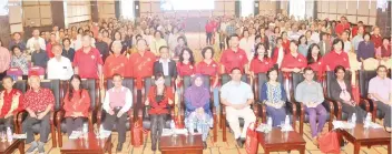  ??  ?? Dr William (third right), Norazlinah (centre) and Susan (fifth left) with invited guests and speakers at the public forum on stroke yesterday.