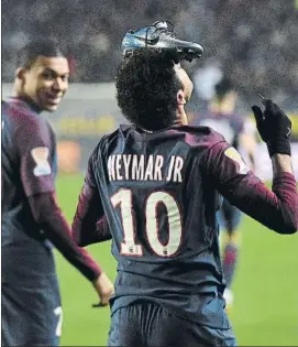  ?? FOTO: EFE ?? Neymar se lo dedicó a Ronaldo Celebró su 20ª gol sacándose la bota