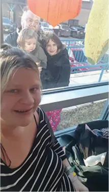  ?? HANDOUT PHOTO ?? Jai-Lene Gear, who just gave birth to twins, visits with family, partner Ed Goodfellow, Raeduan, 11, and Cassiopeia, 18 months, through the glass at the University Hospital of Northern B.C.