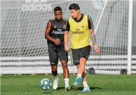  ?? FOTO TWITTER REAL MADRID ?? En su regreso al Real, la afición recibió a James como héroe. Ahora lo critica por un acto fuera del campo.