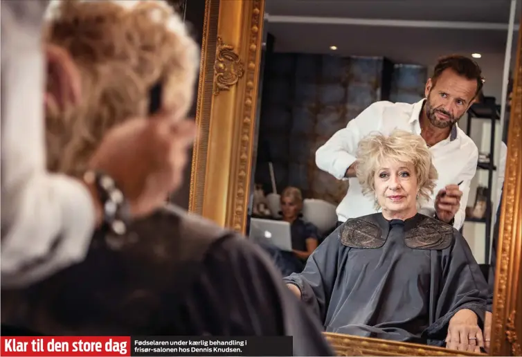  ??  ?? Fødselaren under kaerlig behandling i frisør-salonen hos Dennis Knudsen.