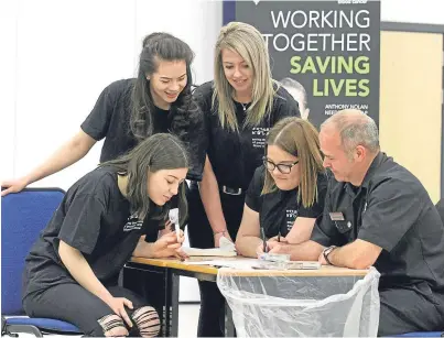  ?? Picture: Mhairi Edwards. ?? From left: Maggie Forsyth, Mairi Buchanan, Sophie Brown and Lois Vannet with firefighte­r Gordon Samson.