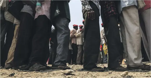  ?? EPA ?? Farmers queue up on a lunch break during yesterday’s protest. Close to 50,000 of them marched for six days from Nasik, 180 kilometres away