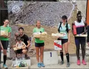  ?? (Photos SG) ?? Les podiums (18 km et 11,5 km) d’une journée réussie. Ci-dessous : Martine Cagnazzo et ses bénévoles.