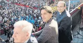  ?? FOTO: SEVILLA FC ?? Montella, en la Semana Santa hispalense junto al presidente José Castro