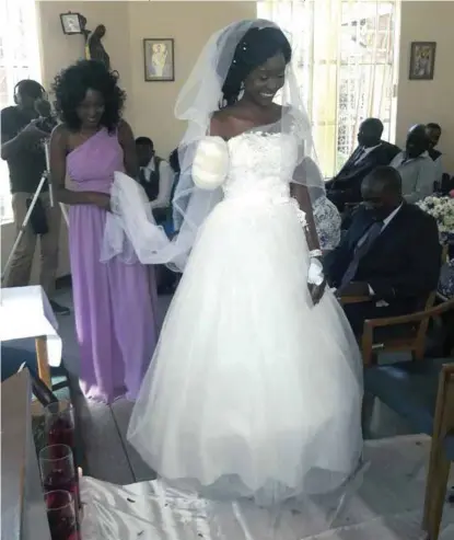  ?? FOTO: AP/NTB SCANPIX ?? Zenele Ndlovu giftet seg i sykehuskap­ellet i Bulawayo i Zimbabwe bare dager etter at en krokodille bet av henne armen.