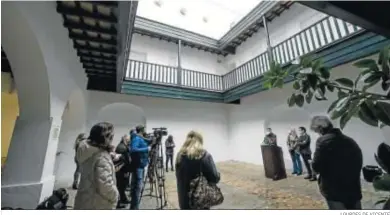  ?? LOURDES DE VICENTE ?? Rueda de prensa en la Posada del Mesón en cuya última planta se plantea proyectar una cafetería.