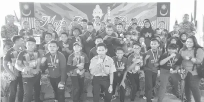  ??  ?? CHAMPION: Tim kadet bomba SMK Merbau udah dipadu champion ungkup semua pekit ti bc dipejalai.