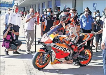  ??  ?? Marc Márquez sale a la pista de Jerez con su Honda solo cuatro días después de su primera operación.