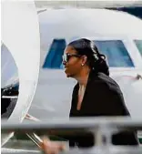  ??  ?? Mit Bransons Jet auf Bransons Insel: die Obamas