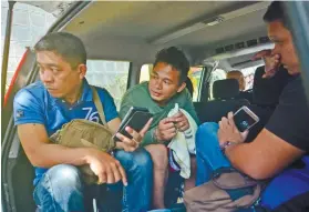  ?? SUNSTAR FOTO / AMPER CAMPAÑA ?? ‘TIDE TURNED’. Ermita barangay captain Junnel Sanchez (center) surrenders to police after he shot and killed theft suspect Lendon Abadinas past midnight Tuesday.