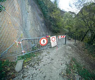  ?? (Zambello-Ansa) ?? Alt Il passaggio interrotto lungo la Passeggiat­a del Guncina