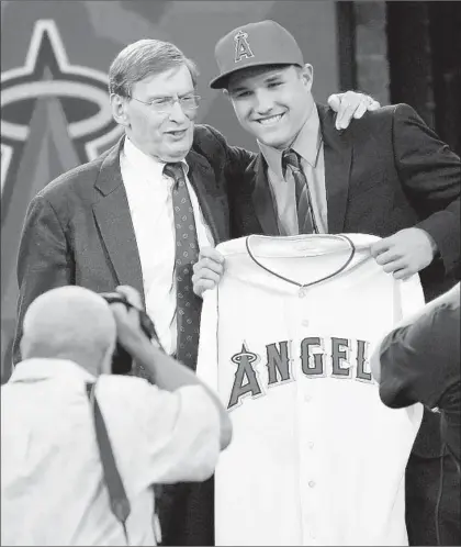  ?? RICH SCHULTZ/AP ?? Mike Trout, with MLB Commission­er Bud Selig, was selected 25th by the Angels on June 9, 2009.