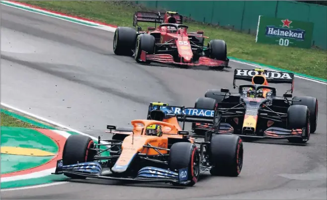  ??  ?? Lando Norris (McLaren Mercedes), delante de Sergio Pérez (Red Bull Honda) y Carlos Sainz (Ferrari) durante el GP de Emilia Romaña, disputado el domingo pasado en Ímola.