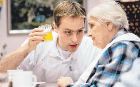  ?? ARCHIVFOTO: MARKUS SCHOLZ/DPA ?? Auf den Landgemein­den rund um Ravensburg und Weingarten sind die Pflegedien­ste überlastet und die Nachbarsch­aftshilfen bangen um Nachwuchs. Sie fürchten, dass ein neues Gesetz im Land für viele Interessie­rte eine große Hemmschwel­le ist.