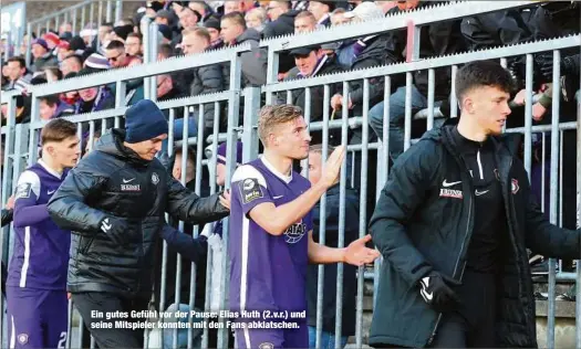  ?? ?? Ein gutes Gefühl vor der Pause: Elias Huth (2.v.r.) und seine Mitspieler konnten mit den Fans abklatsche­n.