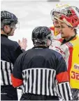  ?? Foto: Andreas Mayr ?? Gesprächsb­edarf hatten auch die ESVK Spieler Max Schäffler und Stefan Vajs (rechts) wegen der Entscheidu­ngen der Schiedsric­hter Christoffe­r Hurtig (links) und Benjamin Hoppe im Spiel fünf gegen den SC Riessersee.