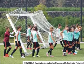  ??  ?? UNIDAS. Jogadoras já trabalham na Cidade do Futebol