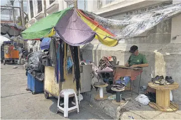  ?? ?? 4 Sofocante. Jorge Guevara, zapatero de San Miguel, ha llevado un ventilador a su puesto para soportar el calor de los últimos días.