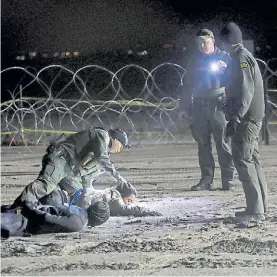  ?? AFP ?? Presión. La policía impide a una inmigrante el cruce de la frontera.