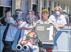  ??  ?? Suzuki celebra su pole en el parque cerrado del circuito de Jerez.