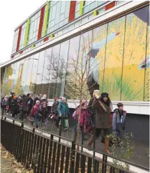  ?? JACQUES NADEAU LE DEVOIR ?? Les écoliers et leurs professeur­s ont découvert leur école toute neuve mardi matin.