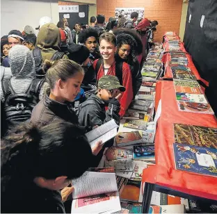  ?? FELIPE RAU/ESTADÃO ?? Boa procura. A doação de livros também fez parte do evento, além de peças teatrais