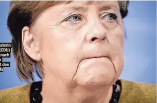  ??  ?? Gezeichnet: Kanzlerin Angela Merkel (CDU) gestern Abend nach den langen Beratungen mit den Länder-Chefs