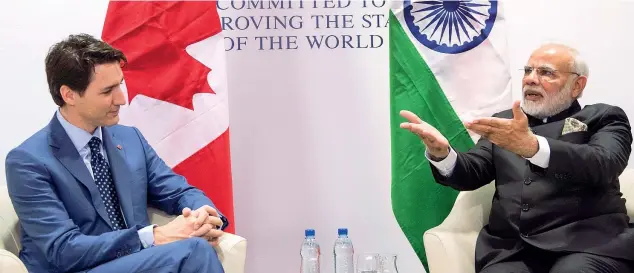  ??  ?? Il premier canadese Justin Trudeau (a sinistra) e quello indiano Narendra Modi a Davos