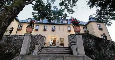  ??  ?? Schloss Staniszów sieht fast verwunsche­n aus – der heutige Schlossher­r verliebte sich in das Gebäude, als er eines Tages mit dem Fahrrad daran vorbeifuhr.