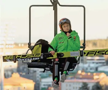  ?? FOTO: SCHMIDT/DPA ?? Skispringe­rin Carina Vogt fährt im Sessellift hoch zur Normalscha­nze in Lahti. Die Schwäbin ist bei Großereign­issen immer für eine Überraschu­ng gut, ist bereits Weltmeiste­rin und Olympiasie­gerin.