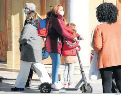  ?? PASCUAL ?? Dos personas montadas en un patinete eléctrico por el centro de la ciudad.