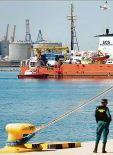  ?? APA (2) ?? Die Aquarius mit 630 Flüchtling­en an Bord traf gestern in Valencia ein. Ärzte und Polizisten empfingen die Schiffbrüc­higen