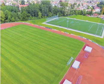  ?? FOTO: DOMINIK MOLL ?? In Bayern sind laut Corona-Verordnung weiterhin Spiele im Wettkampfm­odus verboten. Wann im Lindauer Stadion wieder Kreisliga-Fußball zu sehen ist, ist unklar. Die SpVgg muss vorerst auswärts antreten.