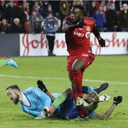  ?? STEVE RUSSELL/TORONTO STAR ?? TFC striker Jozy Altidore beats Sounders ’keeper Stefan Frei and defender Joevin Jones and scores the MLS Cup winner in the 67th minute.