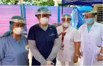  ??  ?? SALARY HIKE. Some of the nurses of the Rafael Lazatin Memorial Medical Center covered by the salary increase implemente­d by the local government of Angeles City.