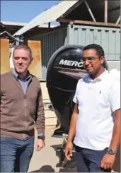  ??  ?? Guillaume Poutot (à g.) gérant du chantier, et Anthony Fruteau, distribute­ur dans le sud de Madagascar.