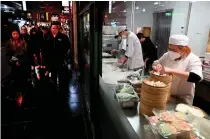  ?? AFP FILE PHOTO ?? FOOD PREPARATIO­N
Restaurant workers make dumplings as people walk past on a street in the city of Melbourne, southeaste­rn Australia, on June 1, 2022.