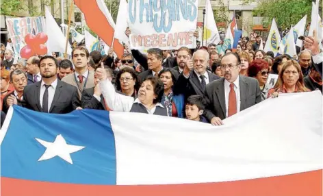  ?? FOTO: ATON/ ARCHIVO ?? ►► Nelly Díaz liderando marcha durante paro del Registro Civil en 2015.