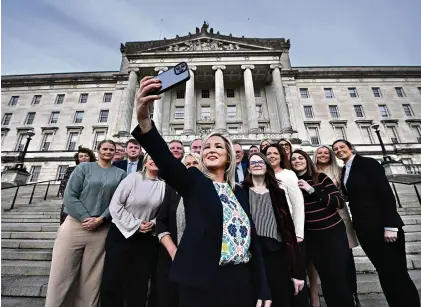  ?? (BELFAST, 6 FEVRIER 2024/CHARLES MCQUILLAN/GETTY IMAGES) ?? La nouvelle première ministre d’Irlande du Nord, Michelle O’Neill, avec les députés du Sinn Féin.