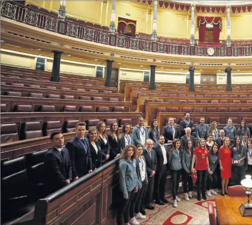  ??  ?? VISITA. La Selección Sub-17 femenina posa con Ana Pastor y Marta Rivera durante su visita al Congreso de los Diputados.