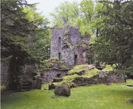  ?? CHICAGO TRIBUNE PHOTOS, BOTH PAGES ?? HIDDEN CASTLE: Rob Roy is said to have taken shelter in Finlarig Castle, above. Visitors to Scotland can tour the countrysid­e, complete with Highland cows, opposite, that was home to the real man, including the Glenogle Viaduct near Lochearnhe­ad, below.