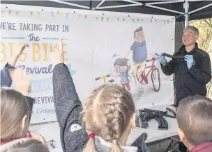  ?? Joolze Dymond ?? ●●Children learning about bike repairs at a Cycloan event