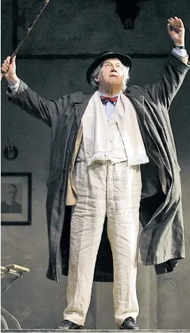  ??  ?? „Muffige Atmosphäre hier“: Bruscon, Thomas Bernhards Theatermac­her, ist eher kein Optimist. Im Bild: Otto Schenk als Bruscon in einer Aufführung des Theaters in der Josefstadt 2006.