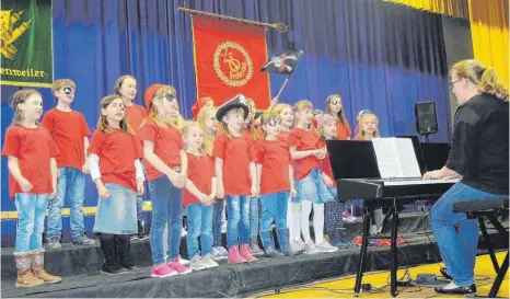  ?? FOTO: KURT ZIEGER ?? Als fetzige Piratenman­nschaft präsentier­te sich der Uttenweile­r Kinderchor unter Leitung von Stefanie Fürst.