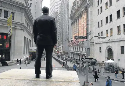  ?? MICHAEL NAGLE / BLOOMBERG ?? Un hombre contempla el edificio de la Bolsa de Nueva York, en Wall Street