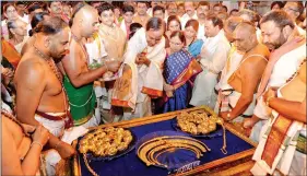  ??  ?? Telangana Chief Minister K. Chandrasek­har Rao (center) along with his family donates gold jewellery to Lord Sri Venkateswa­ra Swamy in Tirumala, on Wednesday.