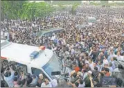  ?? AP ?? Mourners at Kulsoom Nawaz’s funeral in Lahore on Friday.