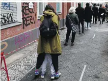  ??  ?? Schlange vor dem Covid-Test in Berlin: Dort gelten strengere Regelungen als in Wien, trotz deutlich niedrigere­r Zahlen