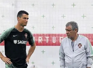  ?? // AFP ?? Fernando Santos no cree que sus jugadores busquen solamente a Cristiano durante los partidos